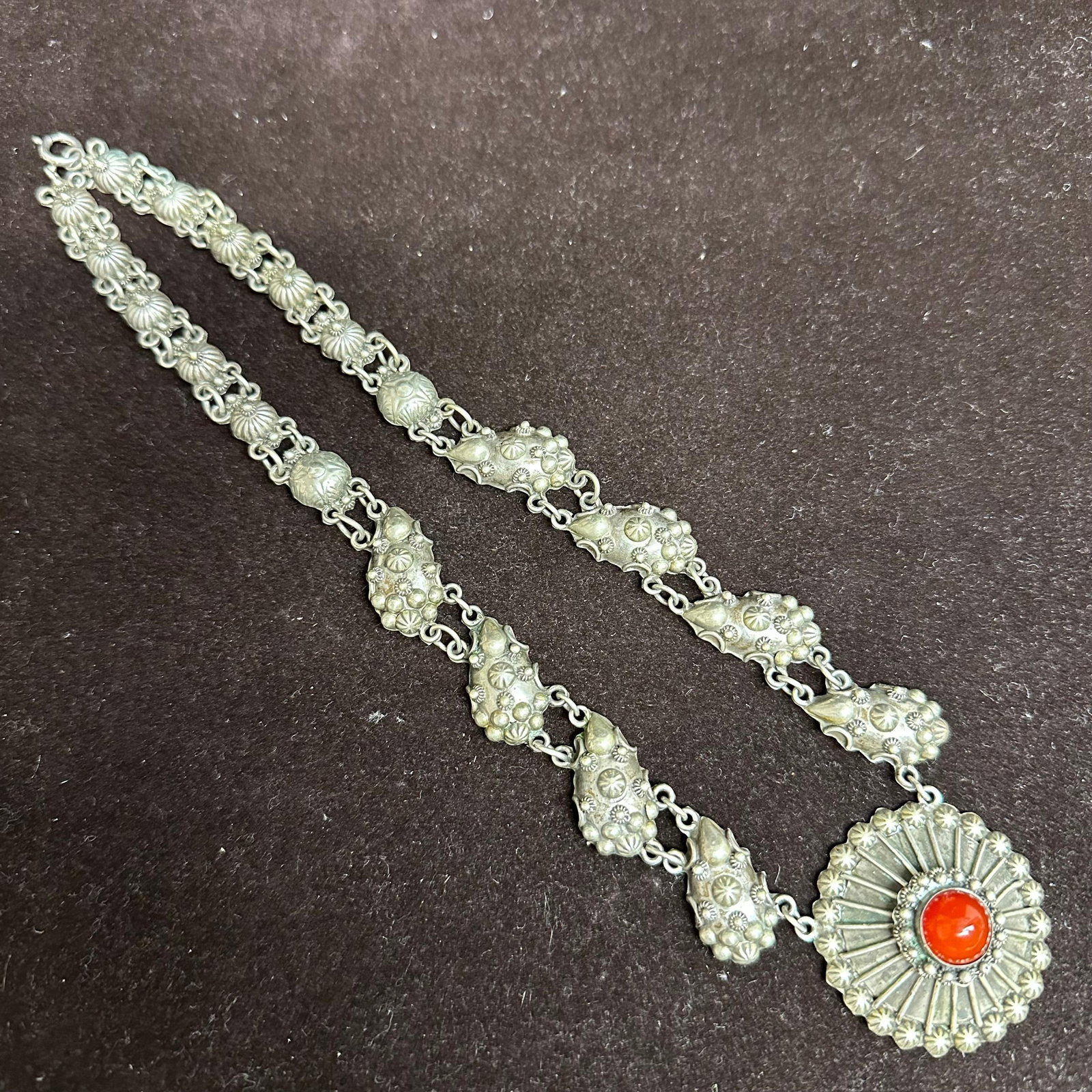 800 Silver Carnelian Sunburst Circular Pendant Necklace L44: This item is in good pre-owned, previously used/displayed condition with noticeable light wear and surface scratches. Please reference all photos for full details. This piece of jewelry has been teste