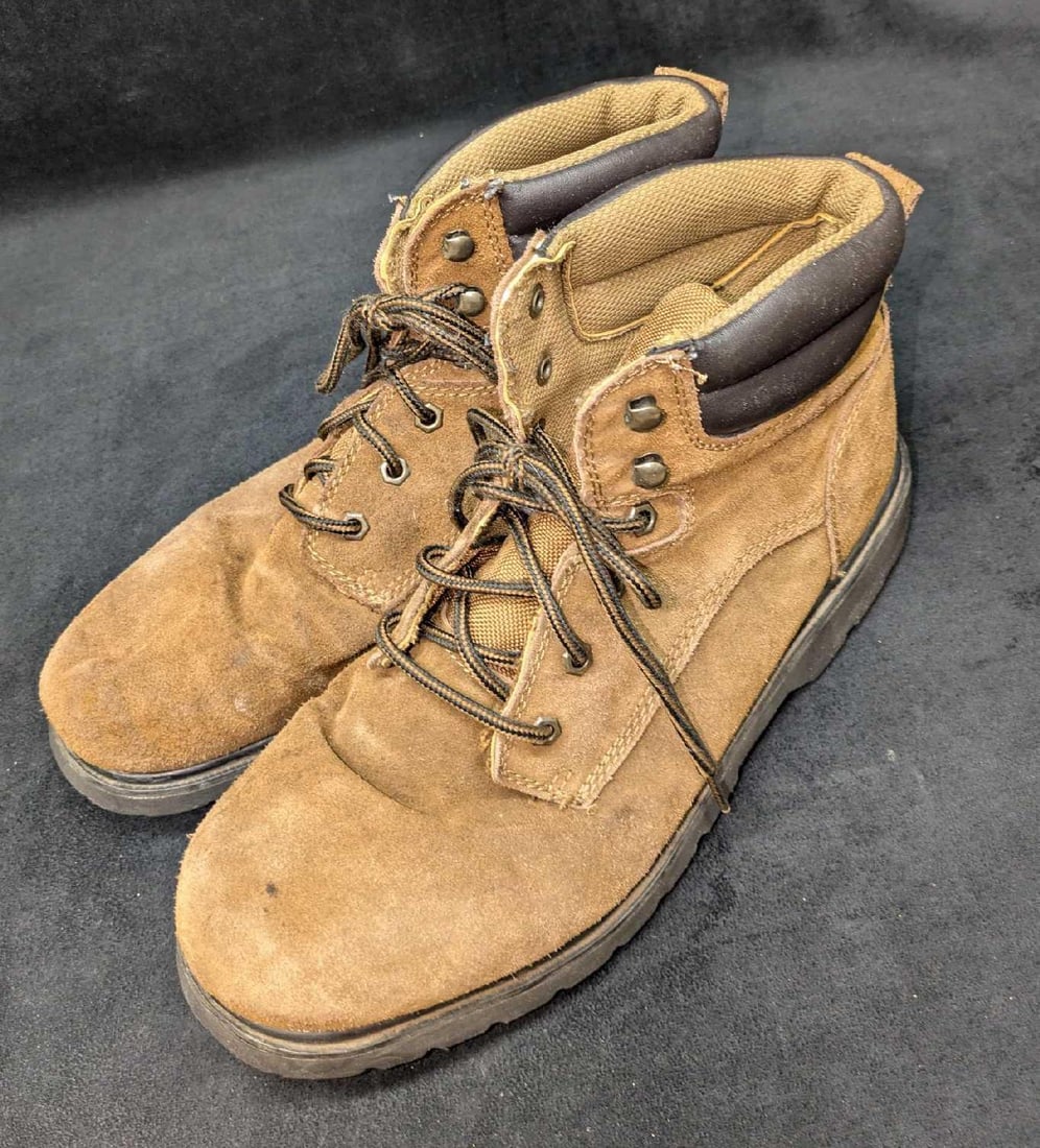Brahma Men's 13 Oil & Slip Resistant Work Boots: Brahma Men's 13 Oil & Slip Resistant Work Boots. The leather boots have some signs of wear. Please see the images as they are part of the description.