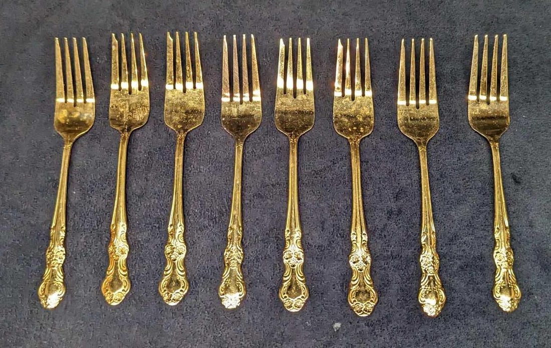 8 Cambridge Gold Electroplated Stainless Salad Dinner Forks: 8 Cambridge Gold Electroplated Stainless Salad Dinner Forks. Each is approx 1" x 1/4" x 6 1/2" and the total weight is 0.36lb. The forks have light scratches and soap stains. Please see the images as