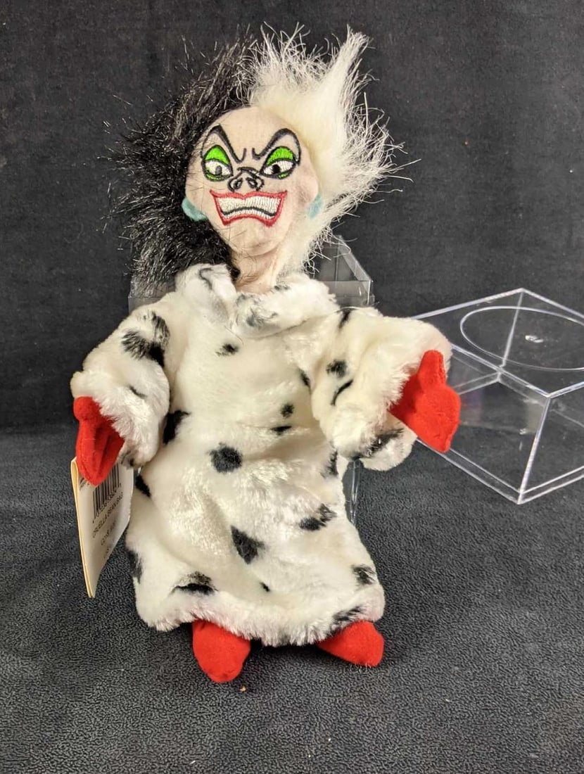 Disney Cruella De Vil Plush 101 Dalmatians Disney: Disney Cruella de Vil Plush 101 Dalmatians Disney This is a Cruella De Vil Plush in good condition it comes with original tags and its own protective acrylic case. in case 7.25in Shipping 