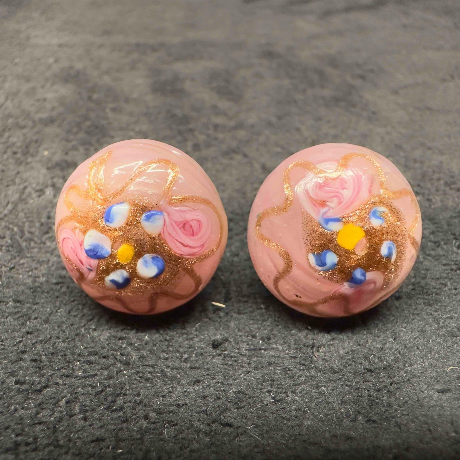 Murano Venetian Art Glass Lamp Work Pink Floral Copper Accents Circle Bead Earrings F36: Murano Venetian Art Glass Lamp Work Pink Floral Copper Accents Circle Bead Earrings F36. Earrings with pink glass beads with beautiful designs on each. The earrings feature floral and copper colored a