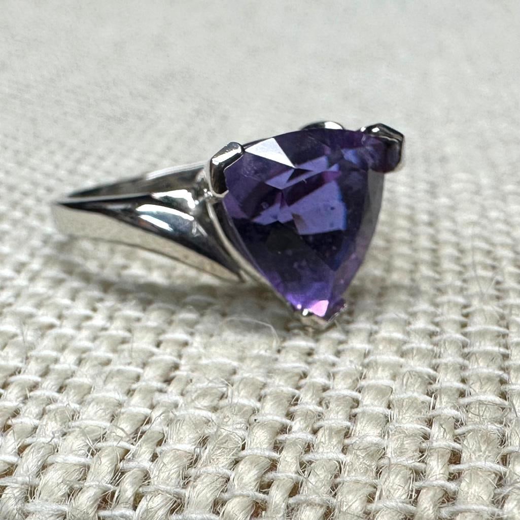14k White Gold 2.5 Ct Amethyst Ring: This piece of jewelry has been tested and researched prior to listing. Please view all our pictures they are part of our description. DETAILS: Metal - 14k Gold Color - White/Silver Stones - Amethyst, 