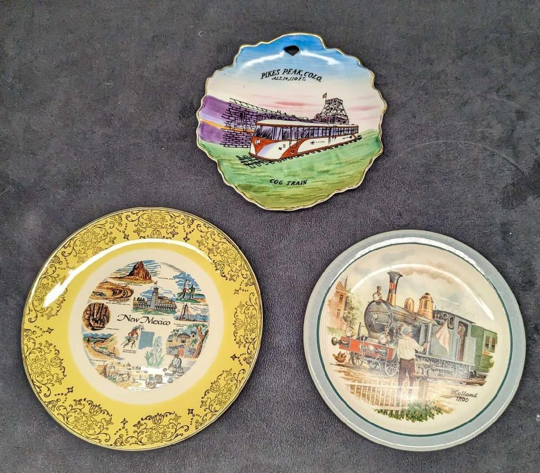 3 Vintage Souvenir Plates Trains & New Mexico: 3 Vintage Souvenir Plates Trains & New Mexico. This lot includes: (1) Hand-Painted Pikes Peak, Colorado - Alt 14, 100 FT Cog Trail Plate. By Enco N.Y.C. This is approx 6" x 6" x 3/4". 