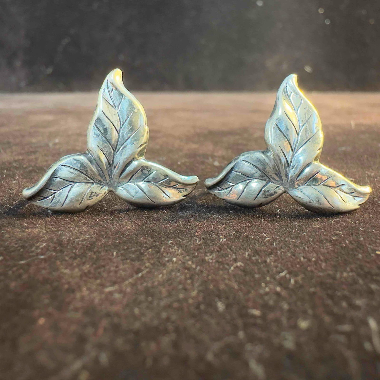 Danecraft Sterling Silver Leaf Screw Back Earrings B86: This item is in good pre-owned, previously used/displayed condition with noticeable light wear, and surface scratches. Please reference all photos for full details. This piece of jewelry has been test