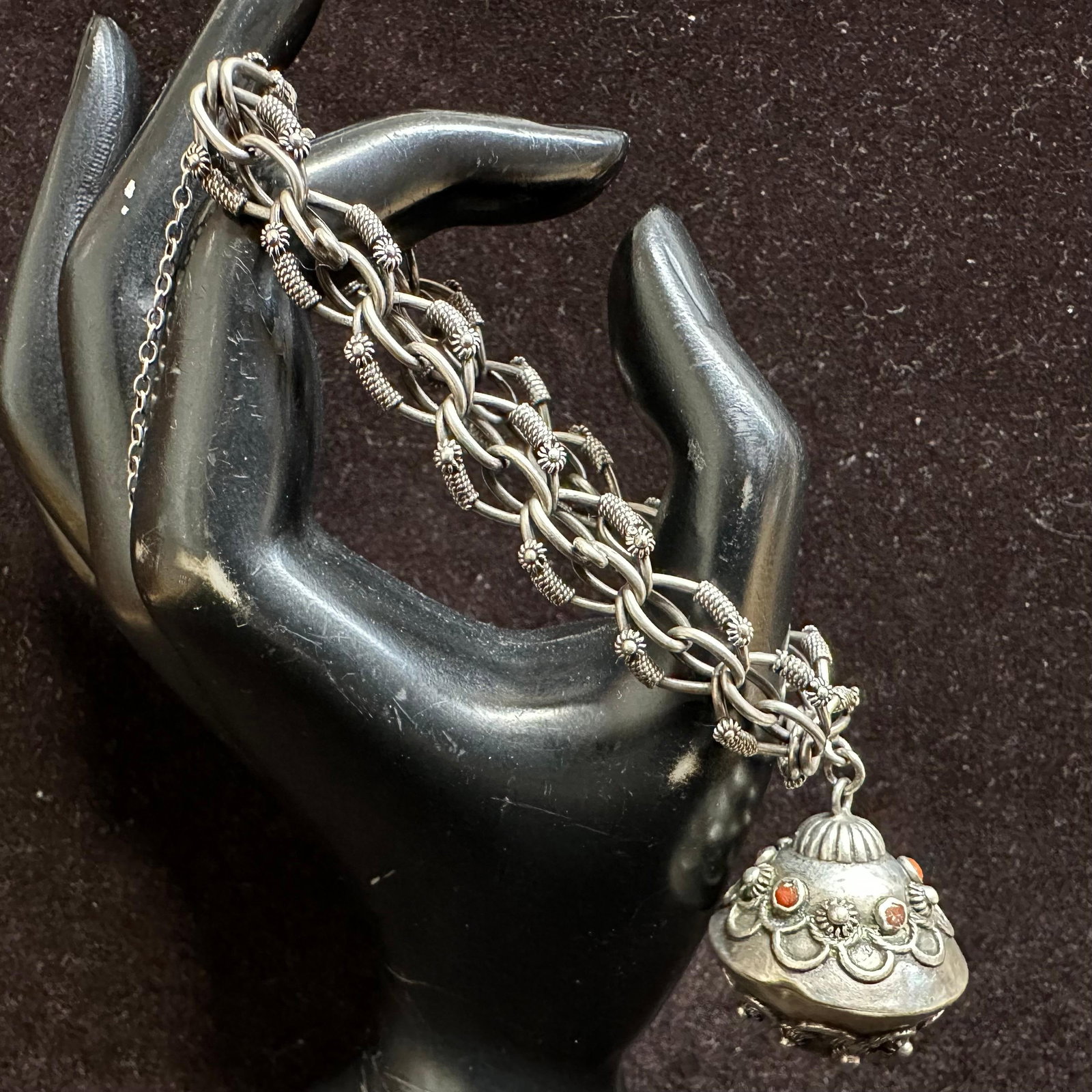 800 Silver Spiny Oyster Shell Single Charm Bracelet R7: This item is in good pre-owned, previously used/displayed condition with noticeable light wear and surface scratches. Please reference all photos for full details. This piece of jewelry has been teste