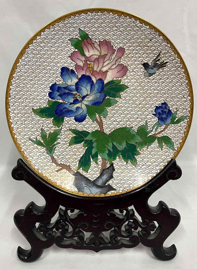 Vintage Chinese White Cloisonne Plate & Display Stand: This lot contains a Vintage Chinese White Cloisonne Plate & Display Stand. The plate is approx 8 1/4" x 8 1/4" x 1 1/4" while the stand is approx7 3/4" x 3 1/2" x 7 3/4". Total weight is approx 1.3lbs