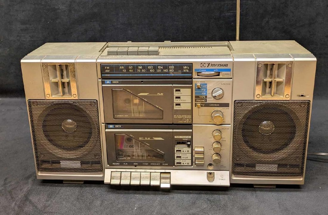 80s Emerson CTR 949 Boombox Dual Cassette Tape Player Radio: 80s Emerson CTR 949 Boombox Dual Cassette Tape Player Radio. This is approx 10 3/8" x 19 1/4" x 6" and it weighs 9lbs. The player was tested and it powers on and the radio works. Was not able to get t