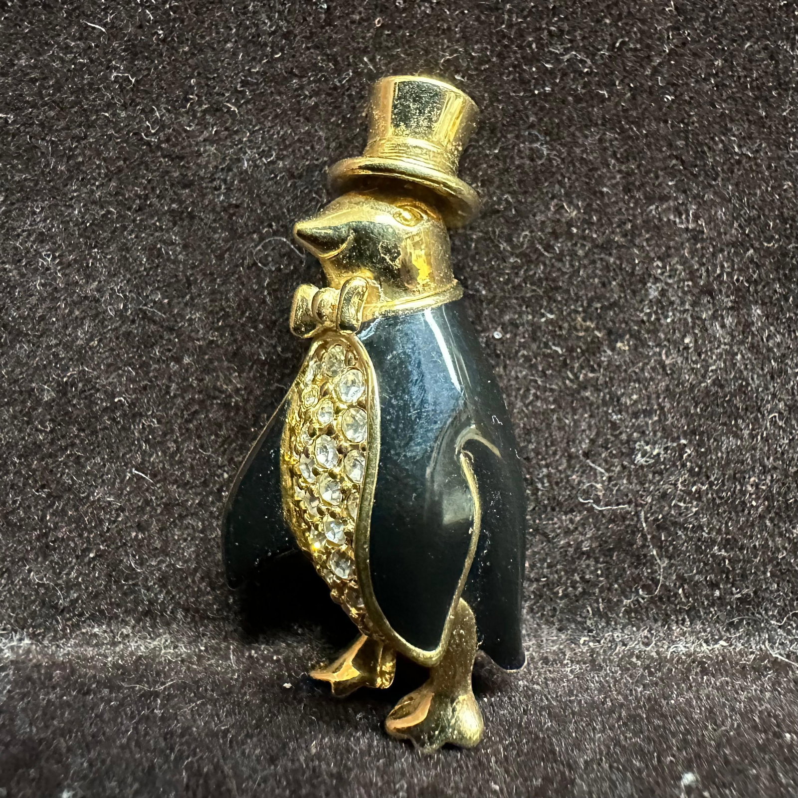 Swarovski Penguin Brooch Black Enamel Crystal Belly Gold Tone Top Hat Swan Hallmark: Swan Swarovski hallmark brooch features clear Swarovski crystals, black enamel, and gold-toned accents. This item is in good pre-owned, previously displayed condition with light wear and surface