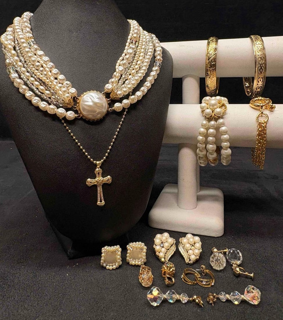 12pc Gold and Pearl Gilded Matriarchs Costume Jewelry Collection: This lot contains NUMBER pieces of pre-owned costume jewelry, paired together in a stylized set. Each piece is in good conditions, with wear and tear over the years visible on some of the jewelry.