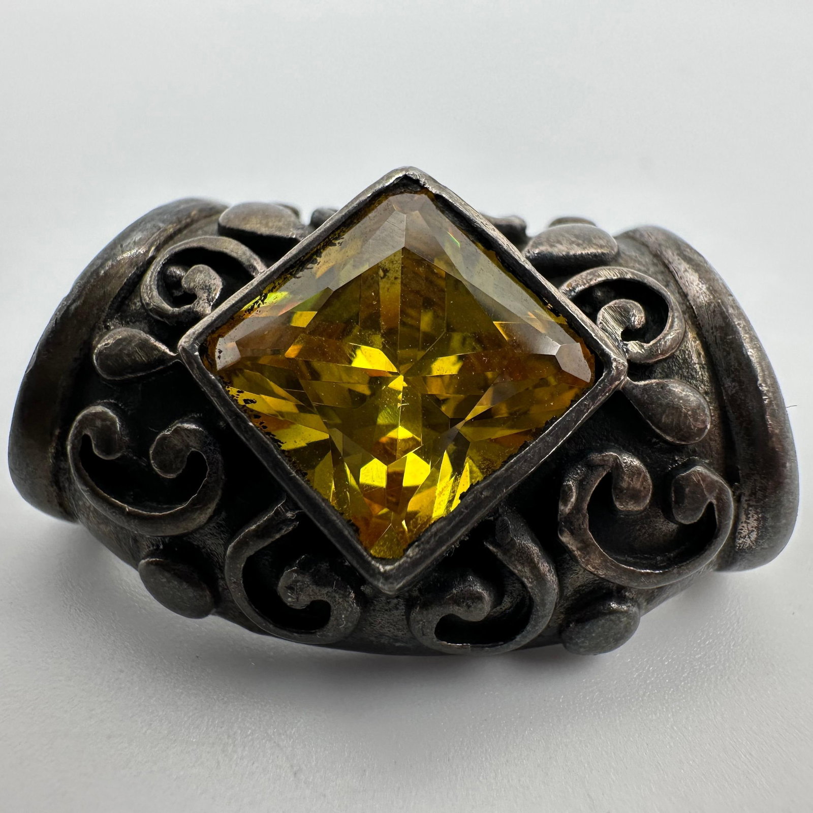 Yellow Citrine Thailand 925 Silver Pendant Q94: This item is in good pre-owned, previously used/displayed condition with noticeable light wear and surface scratches. Please reference all photos for full details. This piece of jewelry has been teste