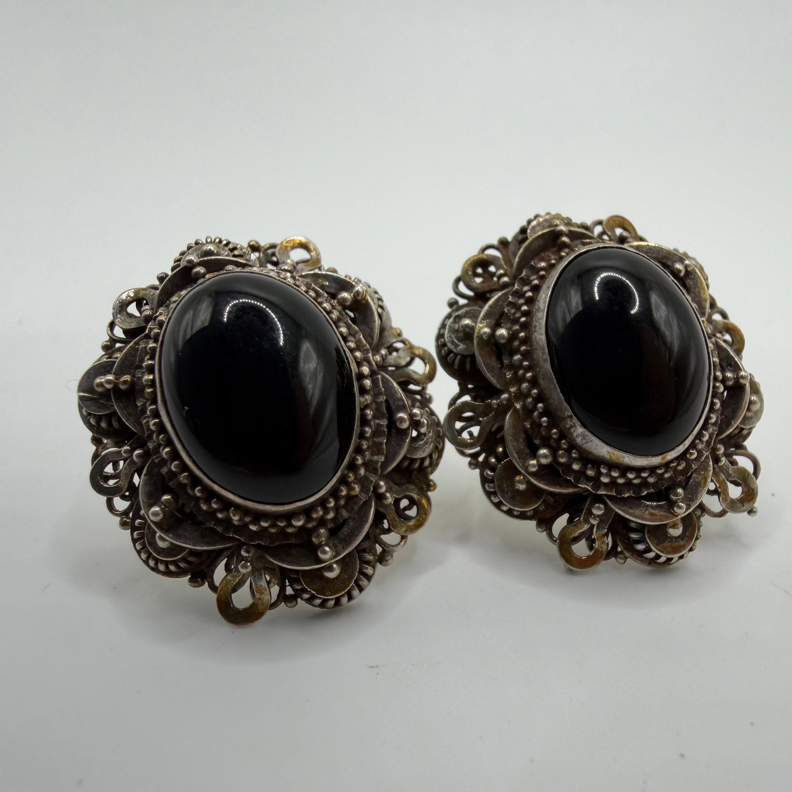 Sterling Silver Black Onyx Oval Ornate Silverwork Earrings ER33: This item is in pre-owned, previously used/displayed condition with noticeable light wear and surface scratches. Please reference all photos for full details. This piece of jewelry has been carefully 
