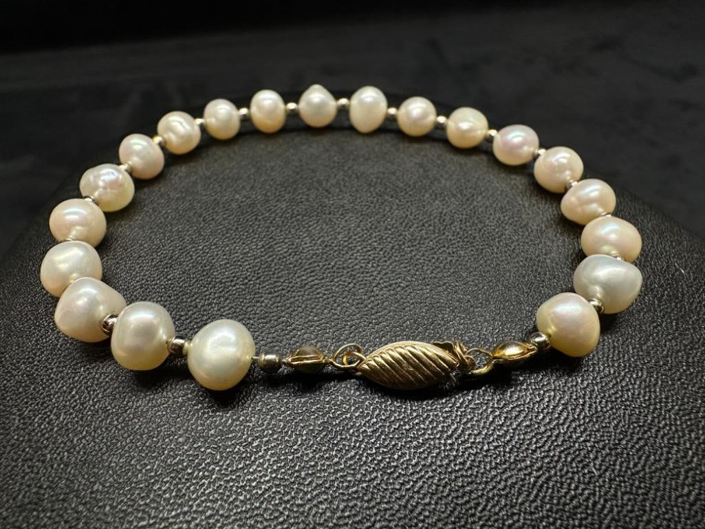 14k Gold Clasp Pearl Bracelet 8": This piece of jewelry has been tested and researched prior to listing. Please view all our pictures they are part of our description. DETAILS: Metal - 14k Gold Color - Yellow Gold Stones - Freshwater