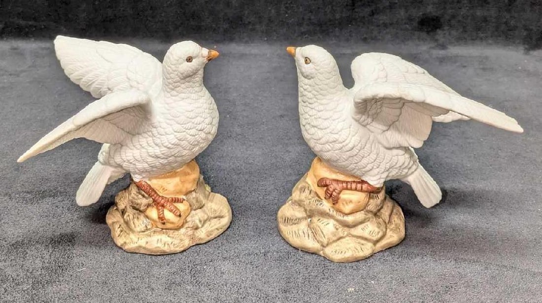 2 Vintage Porcelain White Dove Figurines: 2 Vintage Porcelain White Dove Figurines. The maker and date of creation is unknown. The bottoms are marked "Made in Mexico". Each of the figurines are approx 5 1/8" x 5 1/4" x 3 1/2" and the total we