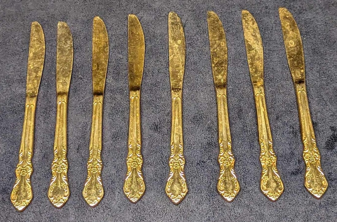 8 Cambridge Gold Electroplated Stainless Dinner Knives: 8 Cambridge Gold Electroplated Stainless Dinner Knives. Each is approx 3/4" x 1/8" x 8 1/4" and the total weight is 1.10lb. The knives have light scratches and soap stains. Please see the images as