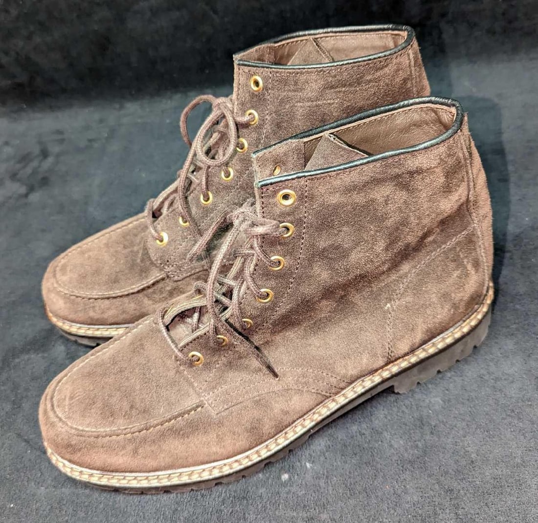 Men's 11.5 MAZE Leather Suede Boots: Men's 11.5 MAZE Leather Suede Boots. Each is approx 12 1/2" x 4 1/2" x 7" and the total weight is 2.07lbs. The boots have some of signs of wear and light use with some debris on the outsole. Plea