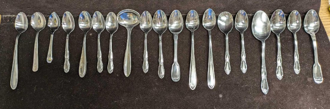 19 Vintage Assorted Stainless Steel Spoons: 19 Vintage Assorted Stainless Steel Spoons. This is a lot of different sized spoons that are made of stainless steel, made by different companies from Cambridge, Delco, Gibson, WM Rogers, Onedia and a