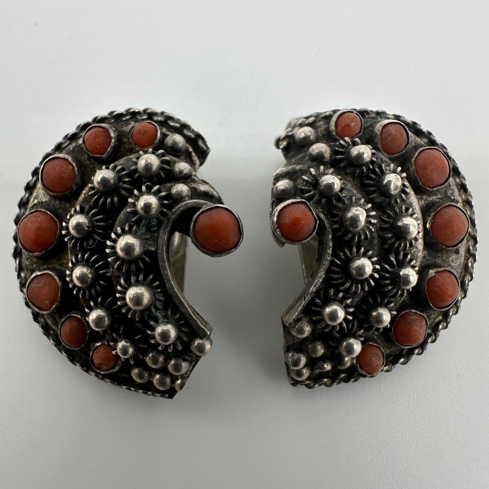 Red Coral Cabochon 800 Silver Ornate Scalloped Style Clip On Earrings M16: This item is in good pre-owned, previously used/displayed condition with noticeable light wear and surface scratches. Please reference all photos for full details. This piece of jewelry has been