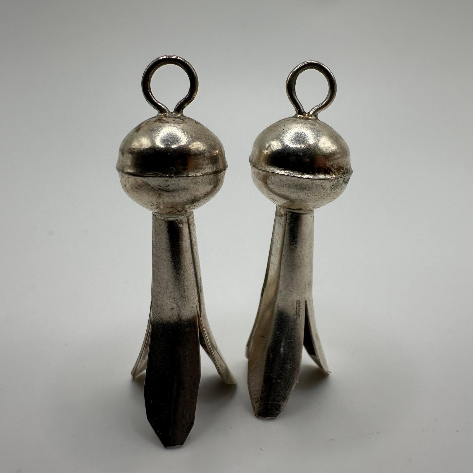 Squash Blossom Style Silver Earrings M67: This item is in good pre-owned, previously used/displayed condition with noticeable light wear and surface scratches. Please reference all photos for full details. This piece of jewelry has been