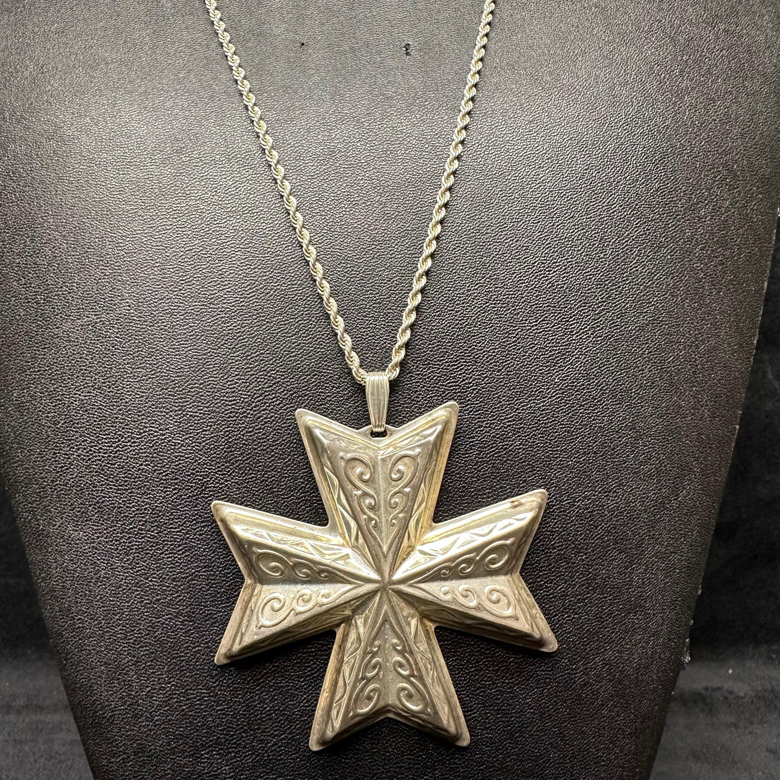 1977 Christmas Cross Reed and Barton Sterling Silver Ornament Rope Chain Necklace K70: This item is in good pre-owned, previously used/displayed condition with noticeable light wear and surface scratches. Please reference all photos for full details. This piece of jewelry has been teste
