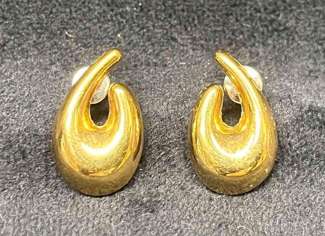 Vintage Signed Monet Gold Tone Earrings: This lot contains a pair of Vintage Signed Monet Gold Tone Earrings. Each earring is approx 3/4" x 1/2" x 1/4". Total weight is less than 1oz. Overall the Vintage Monet earrings are in excellent 
