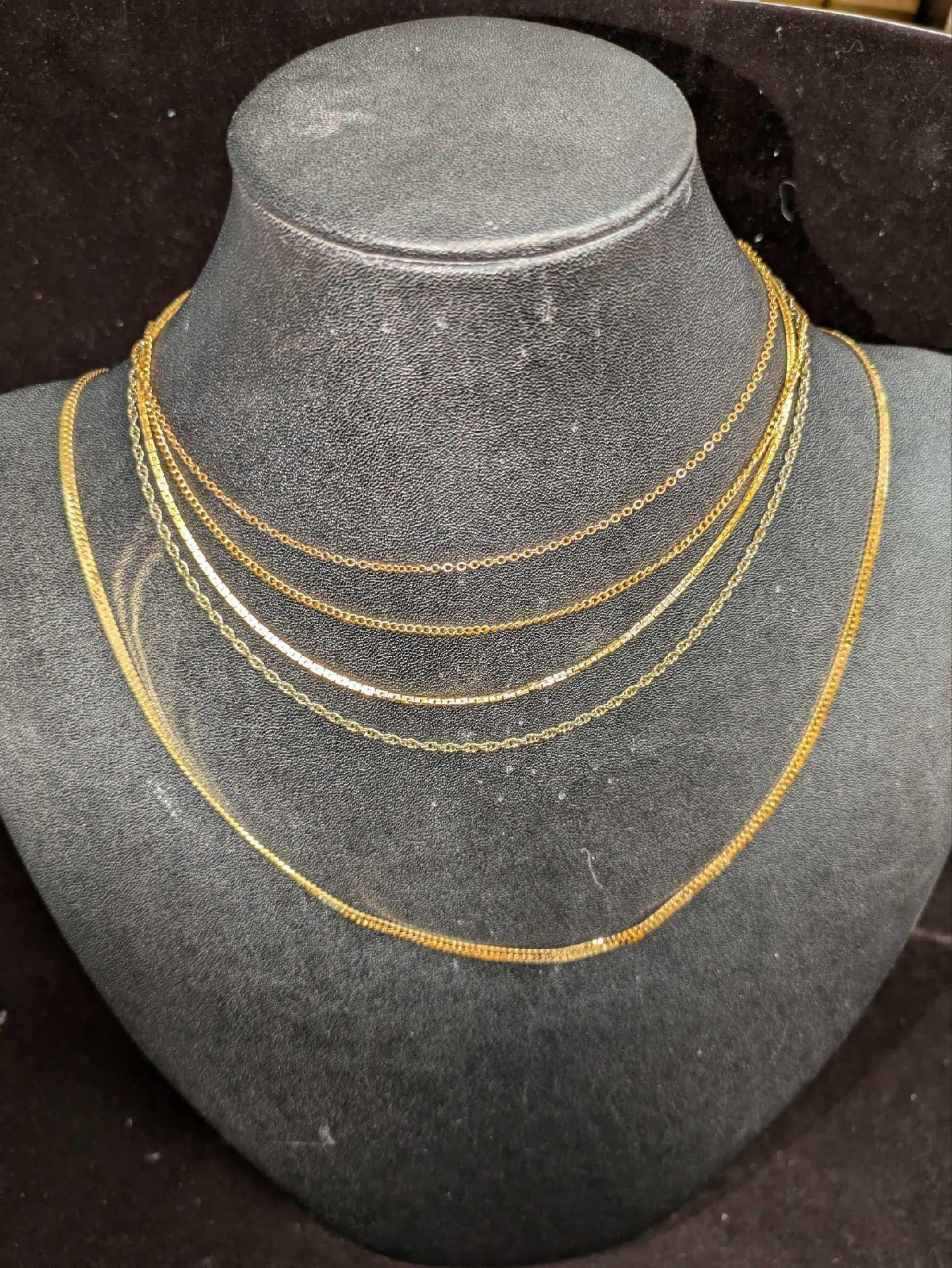 5 Vintage Gold Tone Chain Necklaces Monet: 5 Vintage Gold Tone Chain Necklaces Monet. The necklaces start from 15" to the longest one which is 24". This is the only one that is marked "Monet". This comes in a bag that is approx 3" x 3/4" x 4