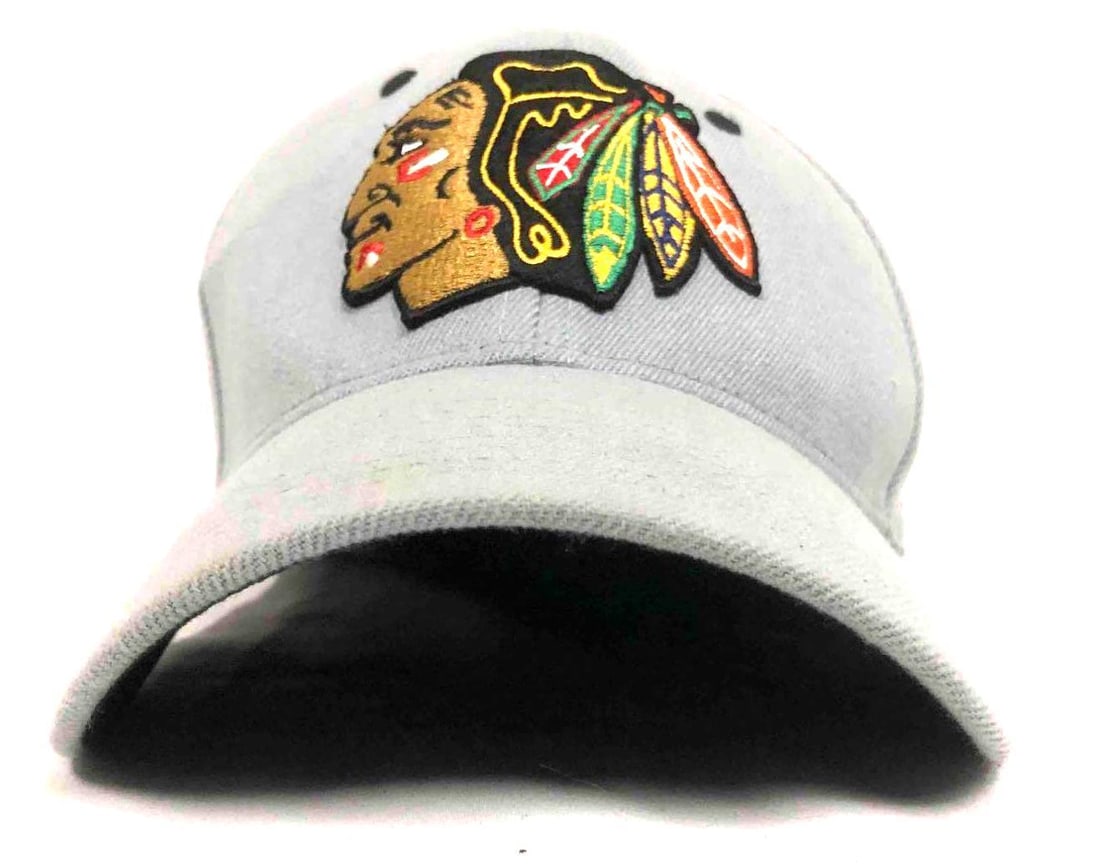 Men's Chicago Blackhawks Grey Hat: This lot contains a Men's Chicago Blackhawks Gray Hat Zphyr NHL. Made in Vietnam. 97% Acrylic 3% Spandex. The hat is a size Medium/Large and it weighs about BLANKlbs. Overall the hat is in good u