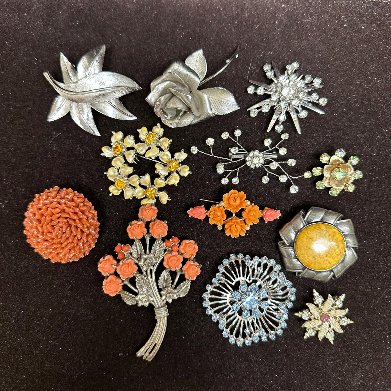 Vintage Coral Style Floral And Rhinestone Brooch Pin Lot Mid Century Costume Jewelry Q40: Group of vintage costume jewelry brooches, including coral-style floral designs, rhinestone sprays, starburst forms, and metal leaf and flower motifs. Features gold and silver-tone metal with orange, 