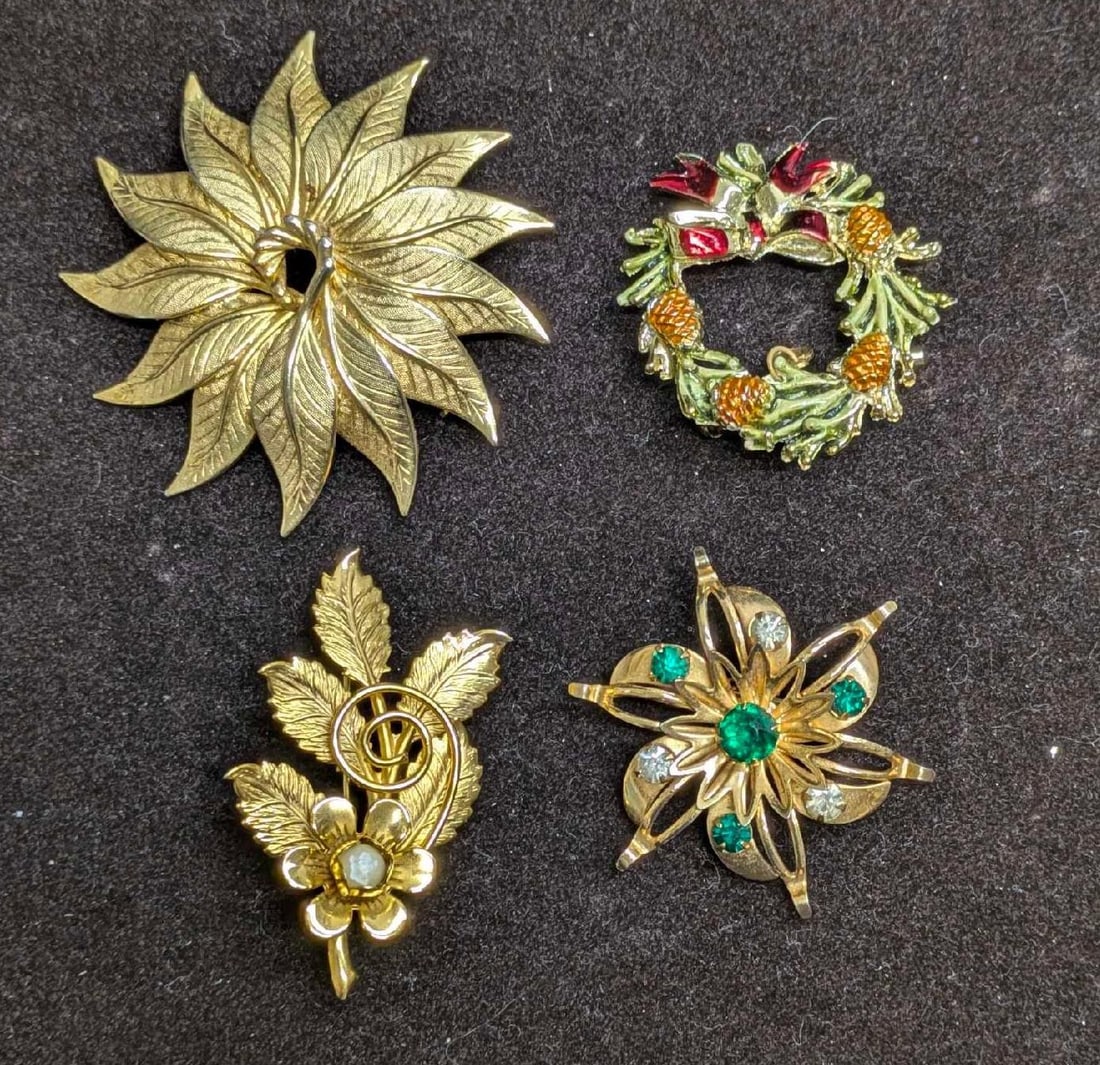 4 Vintage Gold Tone Floral Pin Brooches: 4 Vintage Gold Tone Floral Pin Brooches. This lot includes: (1) Miraculous Medal Wreath Brooch. This is 1 5/8" x 1 3/8" x 1/4". (1) Unmarked Flower Brooch. This is approx 2 1/4" x 2