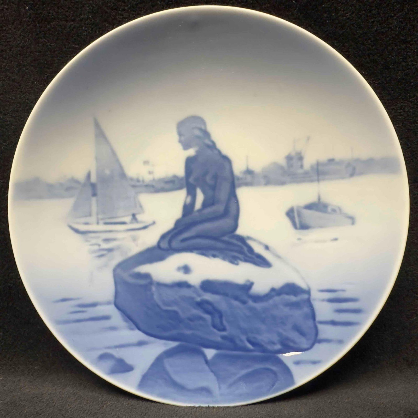 Royal Copenhagen Denmark Small Plate Little Mermaid 4356 Langelinie: Royal Copenhagen Denmark Small Plate Little Mermaid 4356 Langelinie. This item is in good pre-owned, previously displayed condition with light wear, and surface scratches. Please reference all ph