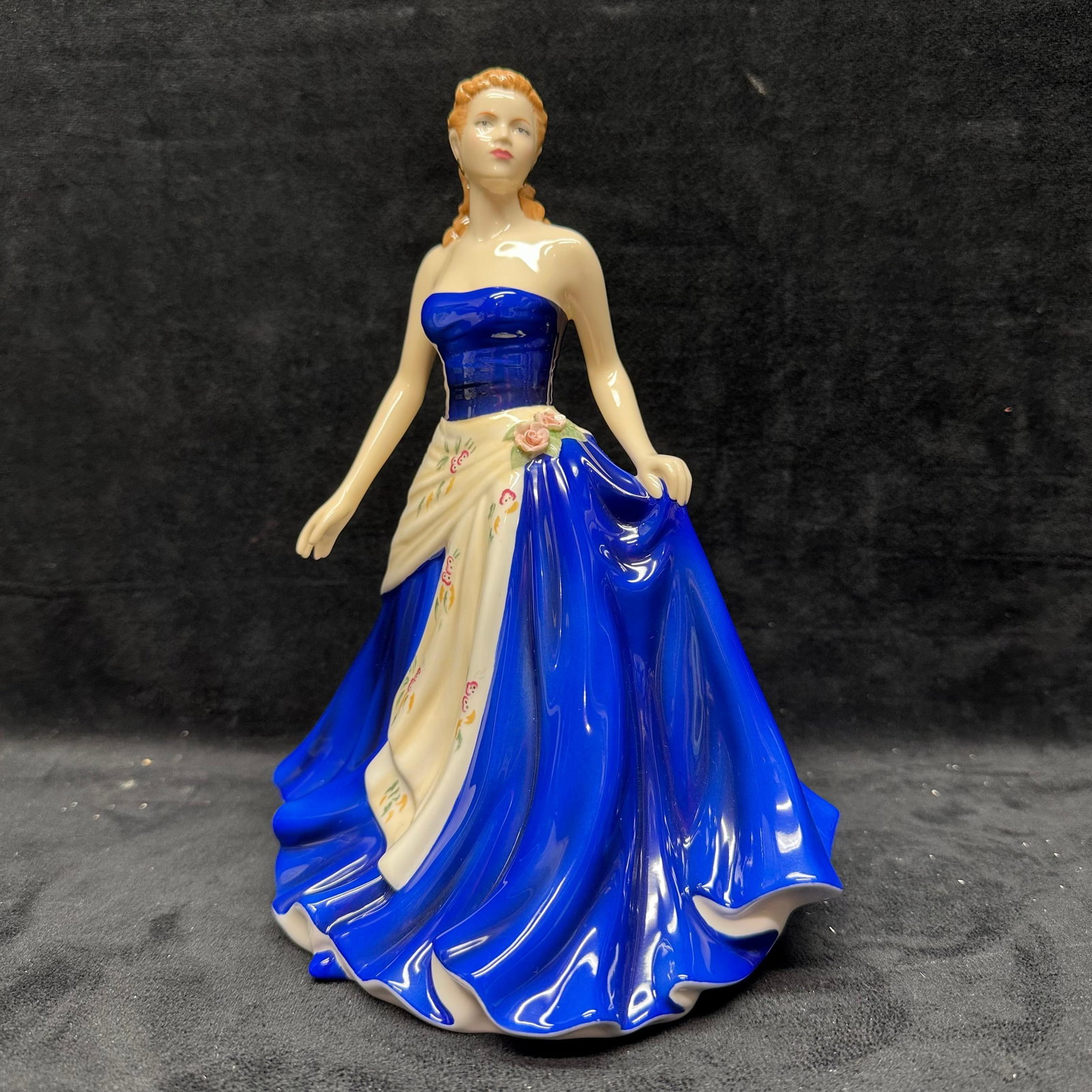 Royal Doulton Olivia HN 5114 Porcelain Pretty Ladies Figurine Blue Dress 2008: Royal Doulton porcelain pretty ladies figurine titled Olivia HN5114. Marked on the underside Royal Doulton England with model number. No chips or cracks observed, light surface wear present. This item