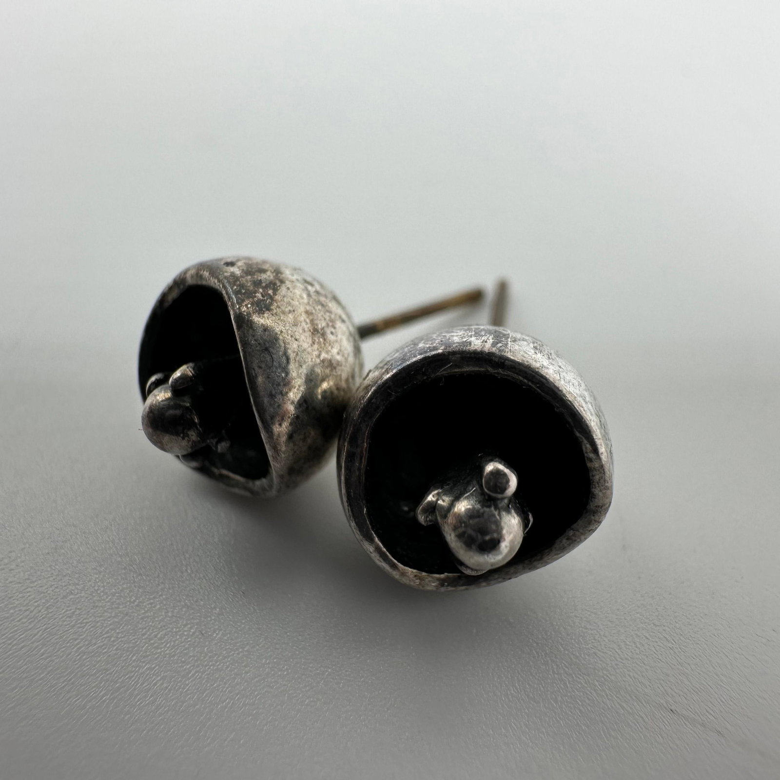 Silver Floral Flower Stud Earrings R3: This item is in good pre-owned, previously used/displayed condition with noticeable light wear and surface scratches. Please reference all photos for full details. This piece of jewelry has been