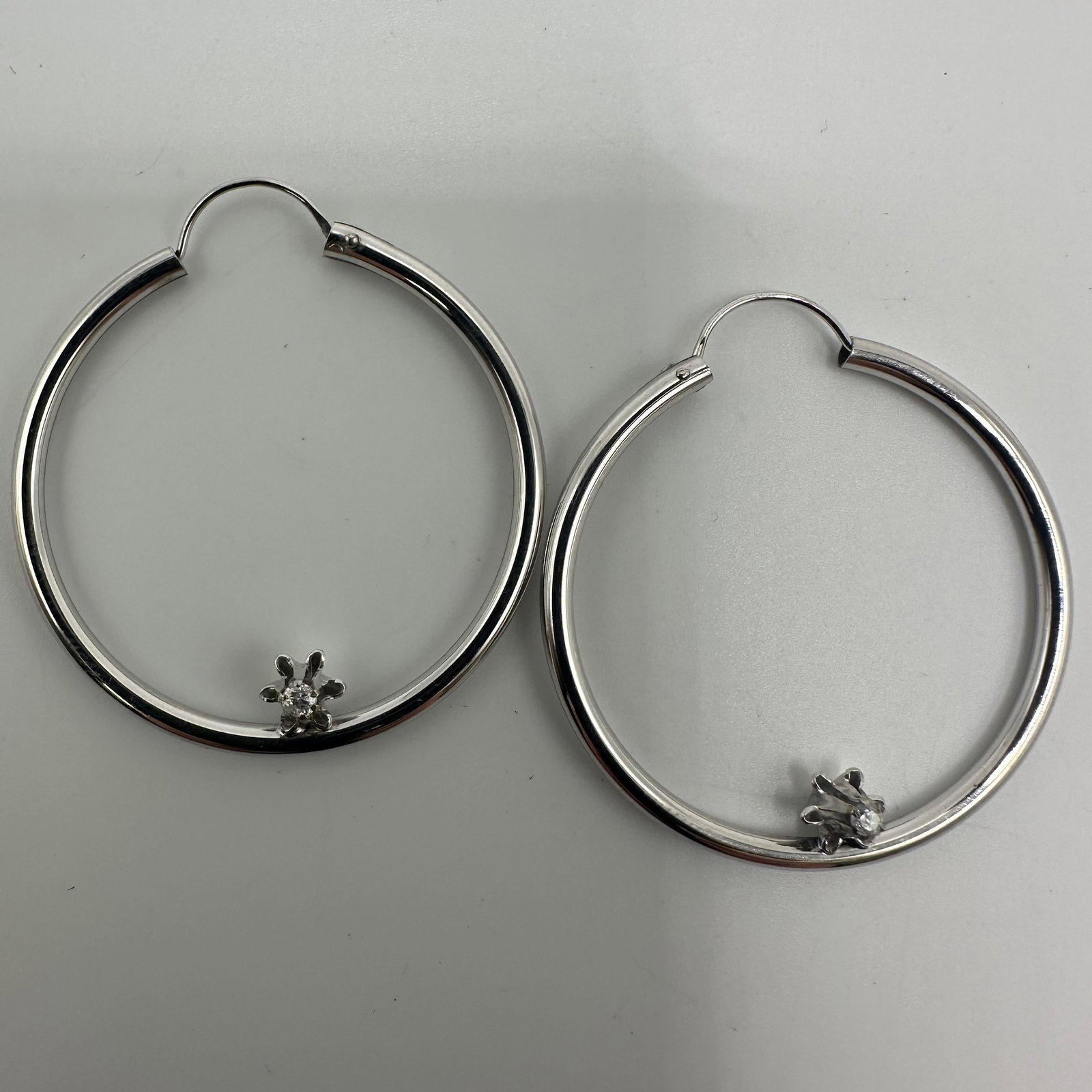 14K White Gold Hoop Earrings Moissanite Floral Motif AB7: This item is in good pre-owned, previously used/displayed condition with noticeable light wear and surface scratches. Please reference all photos for full details. This piece of jewelry has been