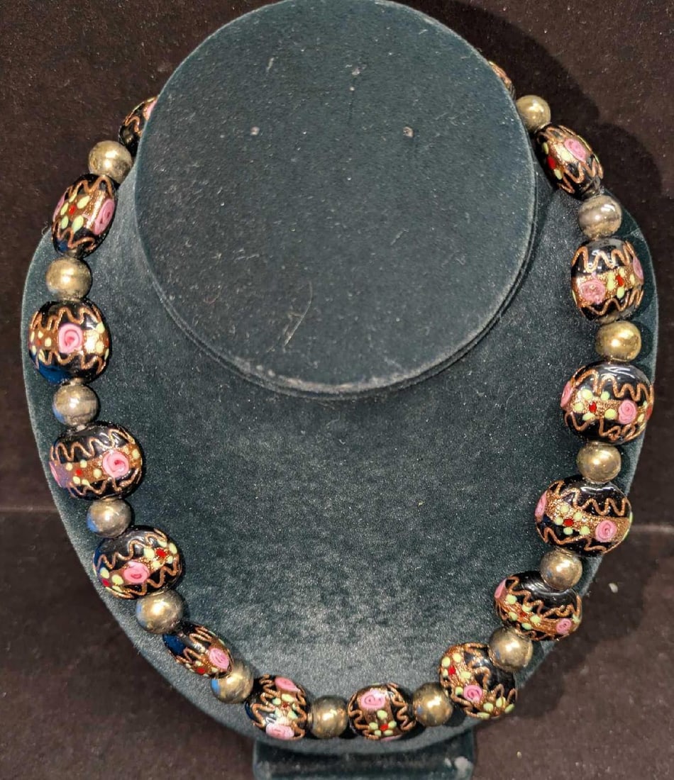 Vintage Italian Murano Black And Gold Art Glass Bead Necklace QQQ: Vintage Italian Murano Black And Gold Art Glass Bead Necklace QQQ. Glass beads with hand painted designs. Is approx 20" and it weighs 0.27lb. 