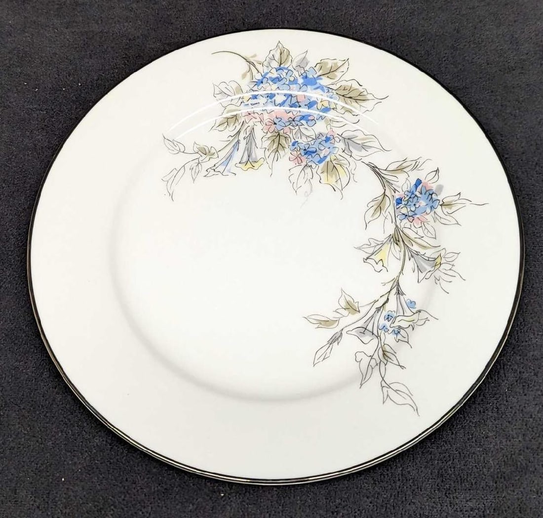 6 Vintage Noritake China 5682 Pattern Salad Plates: 6 Vintage Noritake China 5682 Pattern Salad Plates. Each is approx 8" x 8" x 1" and the total weight is 4.34 lbs. The plates are in a good, vintage condition with no chips or cracks.