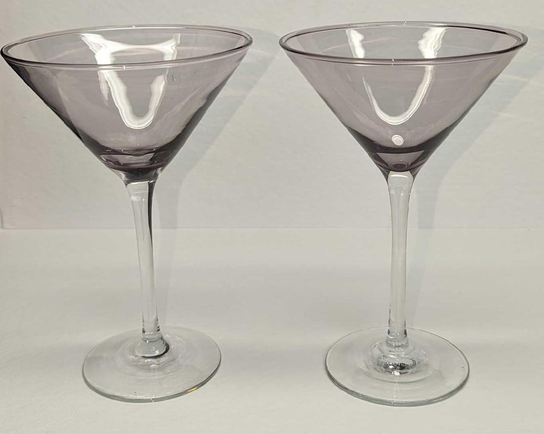 2 Vintage Glass Martini Glasses B: 2 Vintage Glass Martini Glasses B. The maker and date of creation are unknown. Each glass is approx 4 3/4" x 4 3/4" x 7" and the total weight is 0.77lb. The glasses have no chips or cracks. There are 