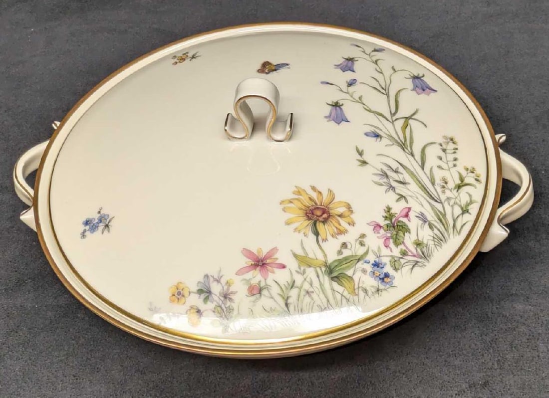 Krautheim Wiesengrund Und Bergeshöhn Round Vegetable Bowl With Lid: Krautheim Wiesengrund Und Bergeshöhn Round Vegetable Bowl With Lid. This is approx 10 1/2" x 9 1/4" x 5 1/2" and it weighs 2.24lbs. The bowl has no chips or cracks.Made of fine china.