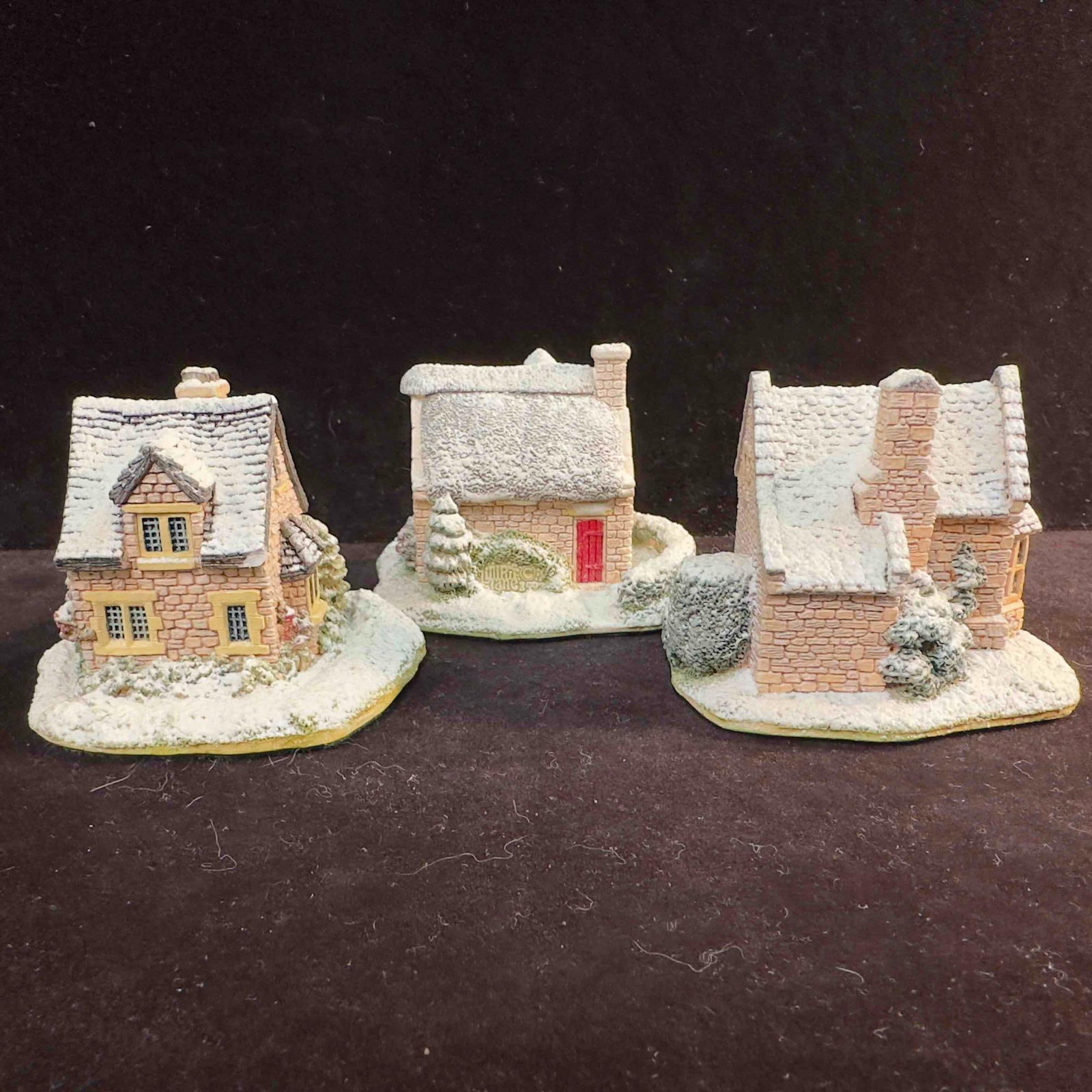 Lilliput Lane The Gingerbread Shop Chestnut and Cranberry Cottage Christmas Collection Handmade Set