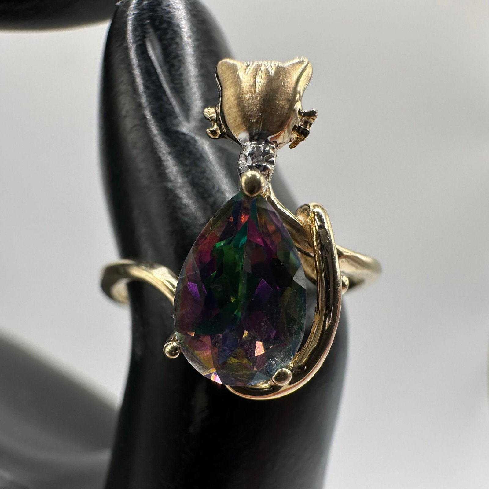 Pear Shaped Iridescent Mystic Style Topaz Cat Design 10K Gold Ring: This item is in good pre-owned, previously used/displayed condition with noticeable light wear and surface scratches. Please reference all photos for full details. This piece of jewelry has been teste