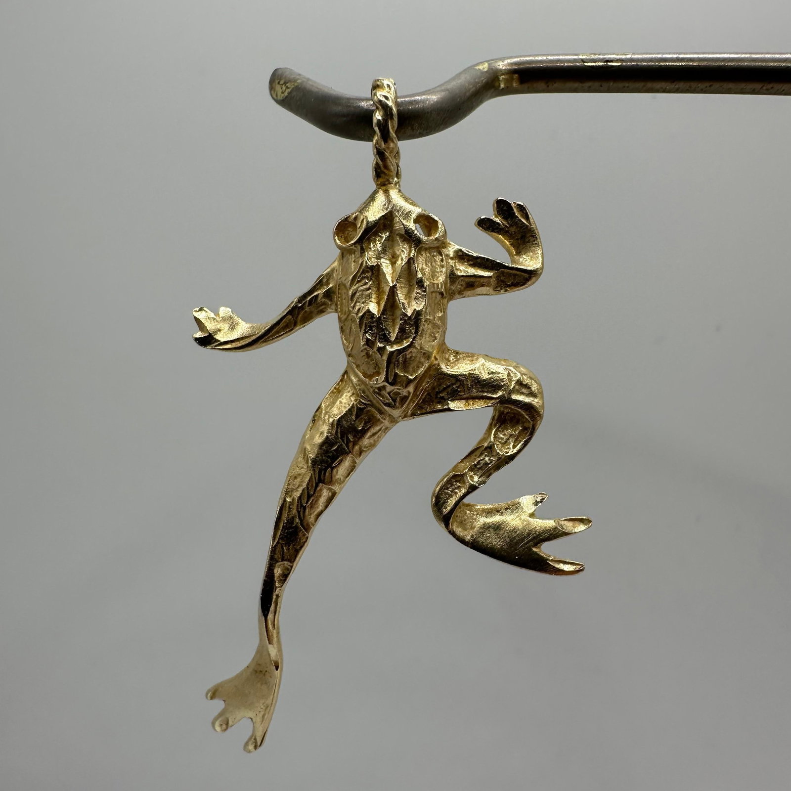 14K Gold Leaping Jumping Frog Necklace Pendant W57: This item is in good pre-owned, previously used/displayed condition with noticeable light wear and surface scratches. Please reference all photos for full details. This piece of jewelry has been teste