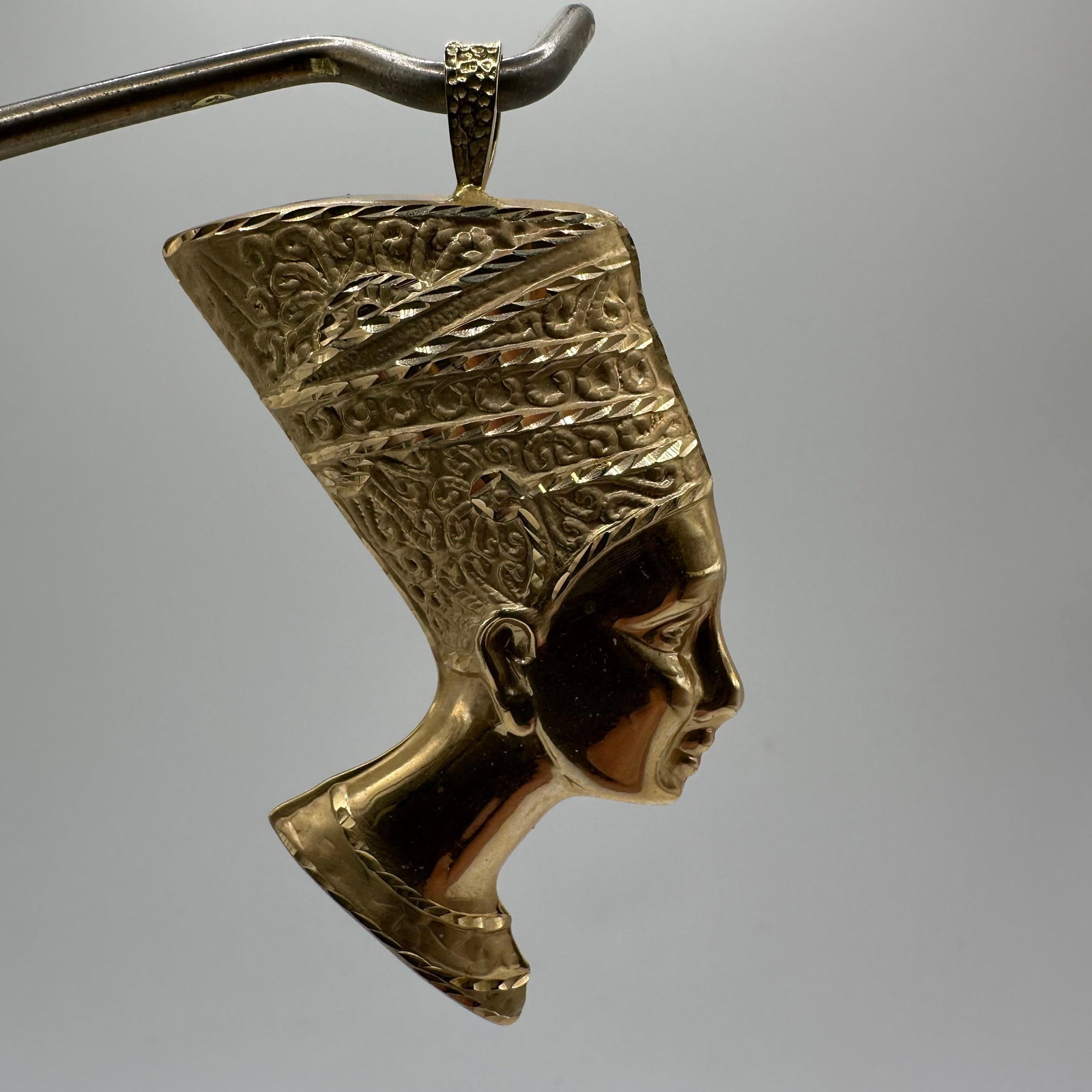 14K Gold Egyptian Queen Nefertiti Revival Style Pendant: This item is in good pre-owned, previously used/displayed condition with noticeable light wear and surface scratches. Please reference all photos for full details. This piece of jewelry has been teste