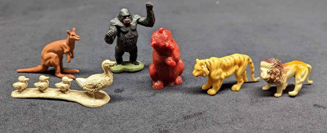 Vintage Plastic Lion & Tiger & Bear & More FIgures: Vintage Plastic Lion & Tiger & Bear & More Figures. The maker and date of creation are unknown. The smallest figure is a lion and it's approx 2", while the largest is 3", which is the family of ducks.