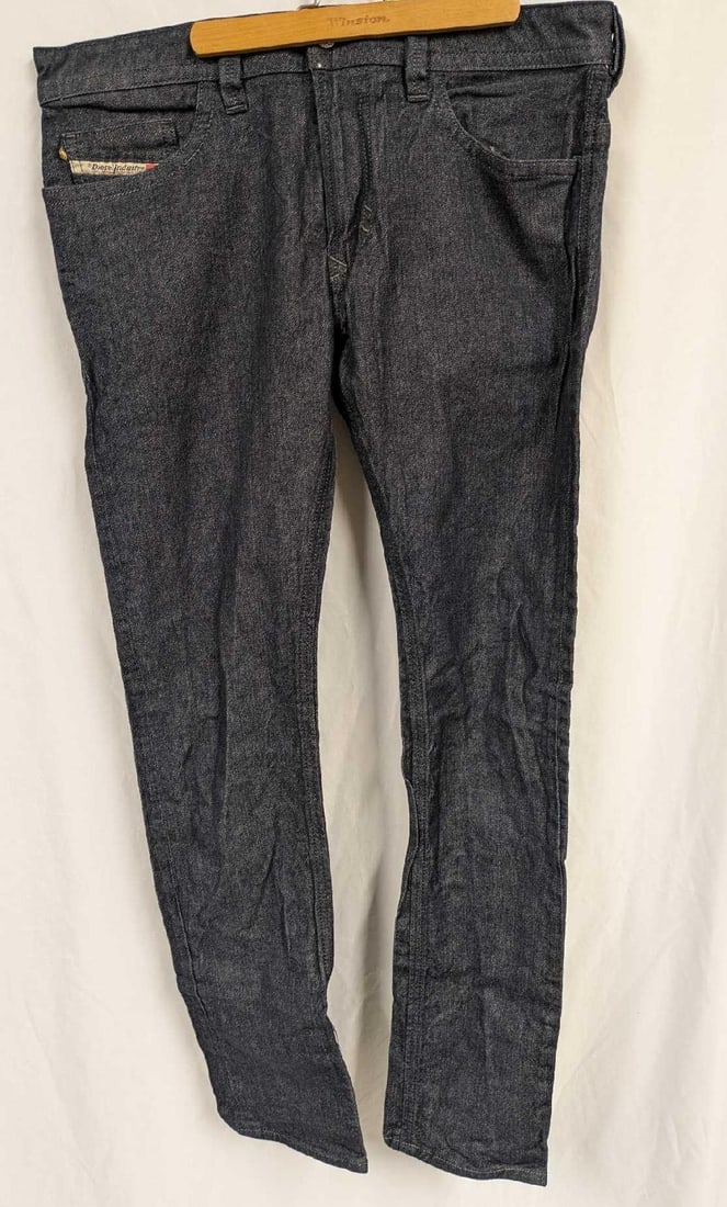 Men's Size 32 x 34 Diesel Industry Denim Jeans: Men's Size 32 x 34 Diesel Industry Denim Jeans. This is made of 100% cotton. The jeans do not appear to have been worn. Folded, it is approx 11" x 12" x 1 1/2" and it weighs 0.80lb.