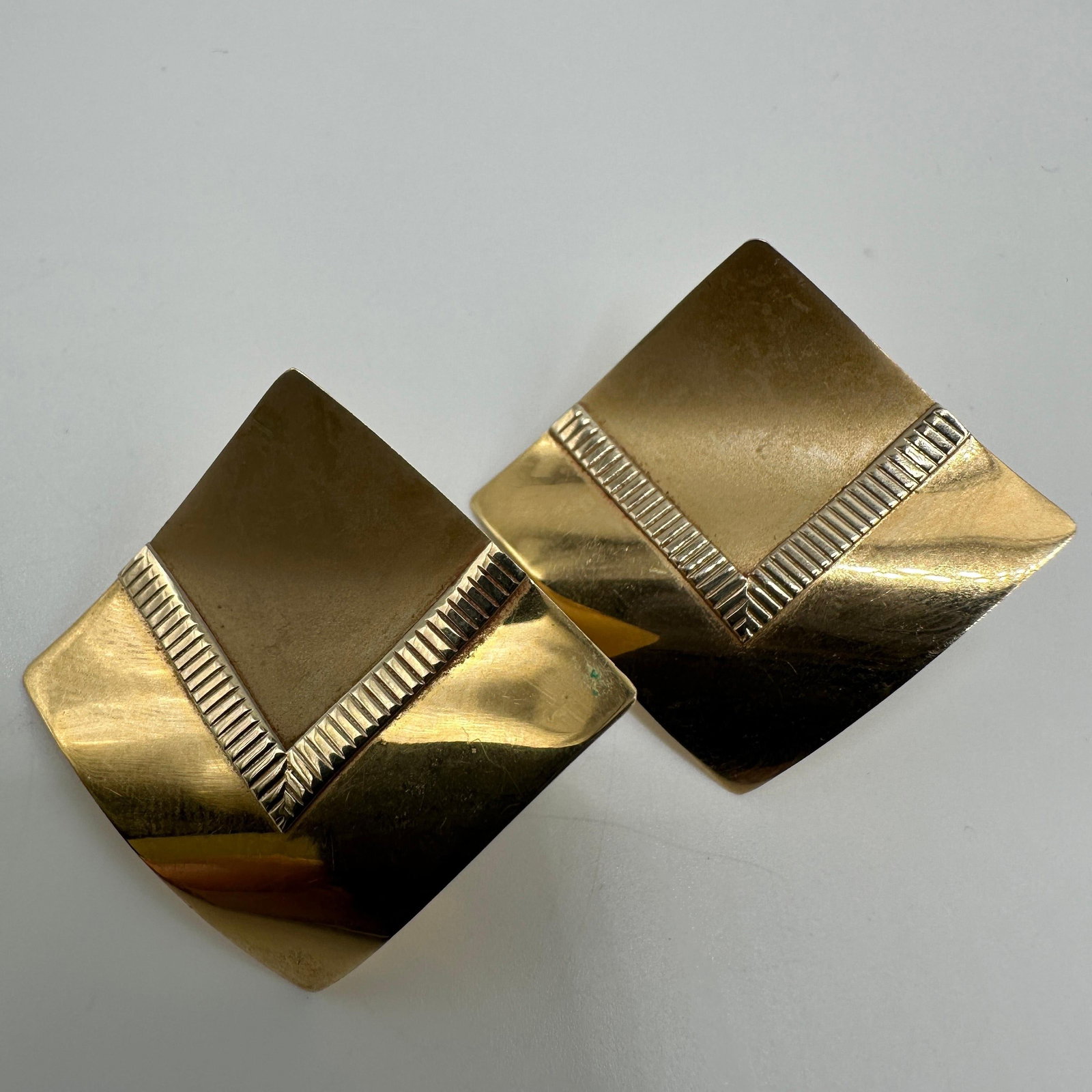 Modernist Geometric Square 14K Gold Earrings A53: This item is in good pre-owned condition, previously used/displayed, with noticeable light wear and surface scratches. Please reference all photos for full details. This piece of jewelry has been care