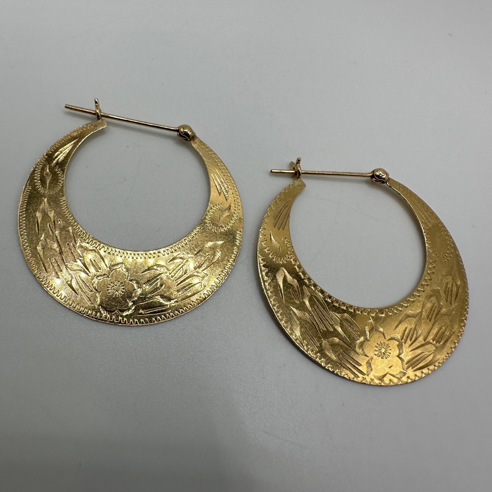 Etched Floral Design Crescent Hoop Earrings Gold 14K: This item is in good pre-owned condition, previously used/displayed, with noticeable light wear and surface scratches. Please reference all photos for full details. This piece of jewelry has been care