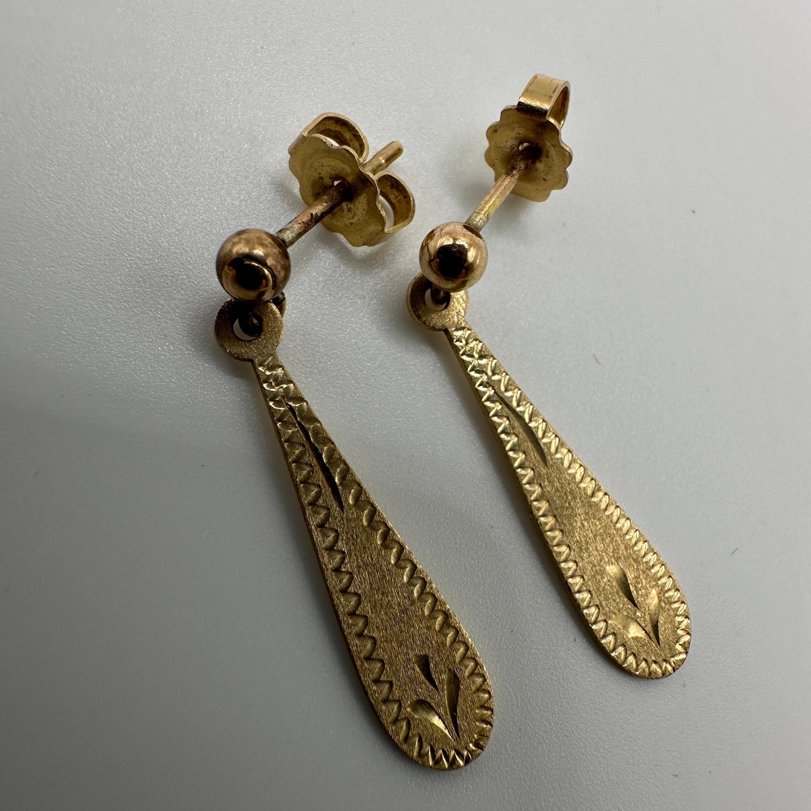 14K Gold Teardrop Shape Etched Earrings: This item is in good pre-owned condition, previously used/displayed, with noticeable light wear and surface scratches. Please reference all photos for full details. This piece of jewelry has been care
