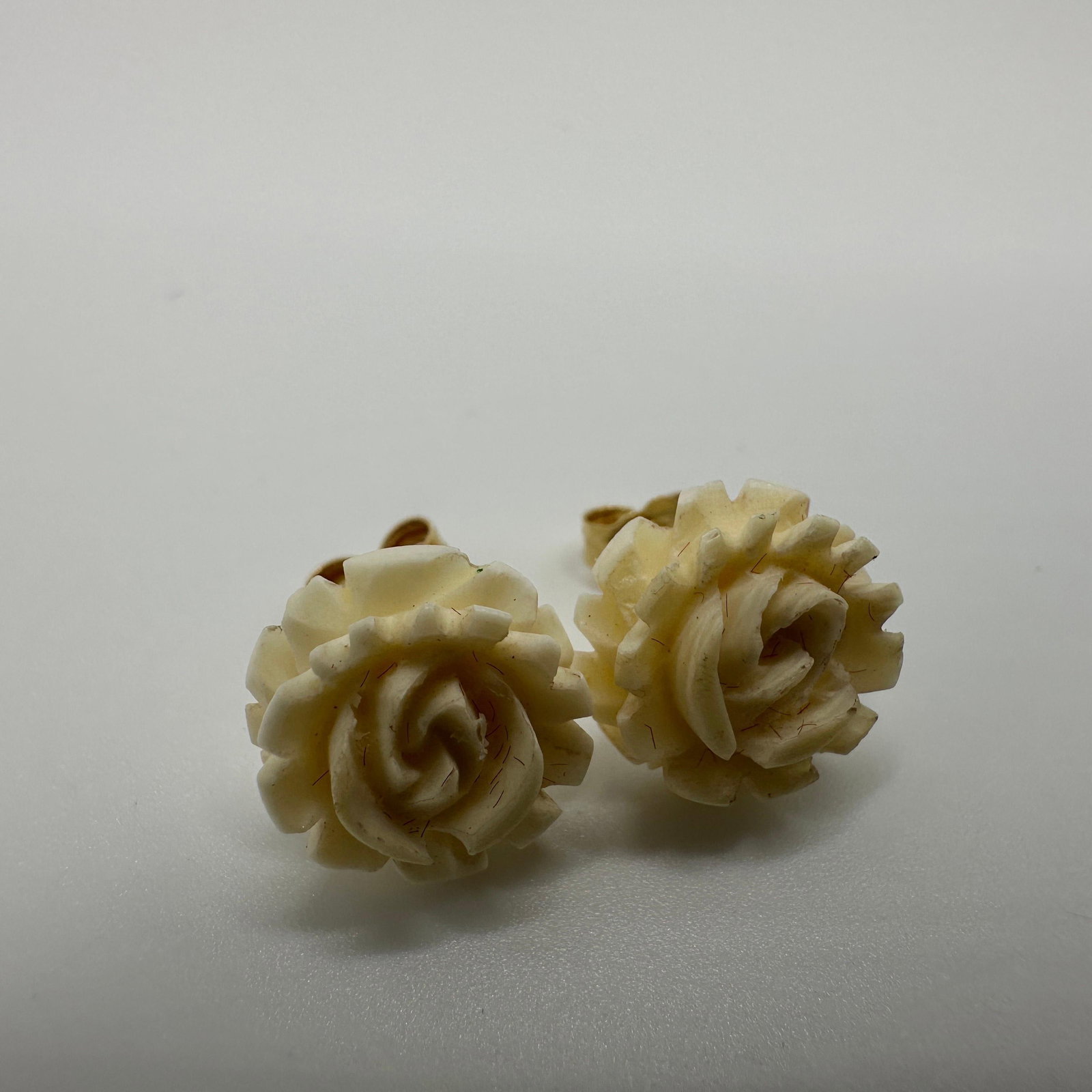 Floral Carved Bone Flower 14K Gold Earrings A62: This item is in good pre-owned condition, previously used/displayed, with noticeable light wear and surface scratches. Please reference all photos for full details. This piece of jewelry has been care