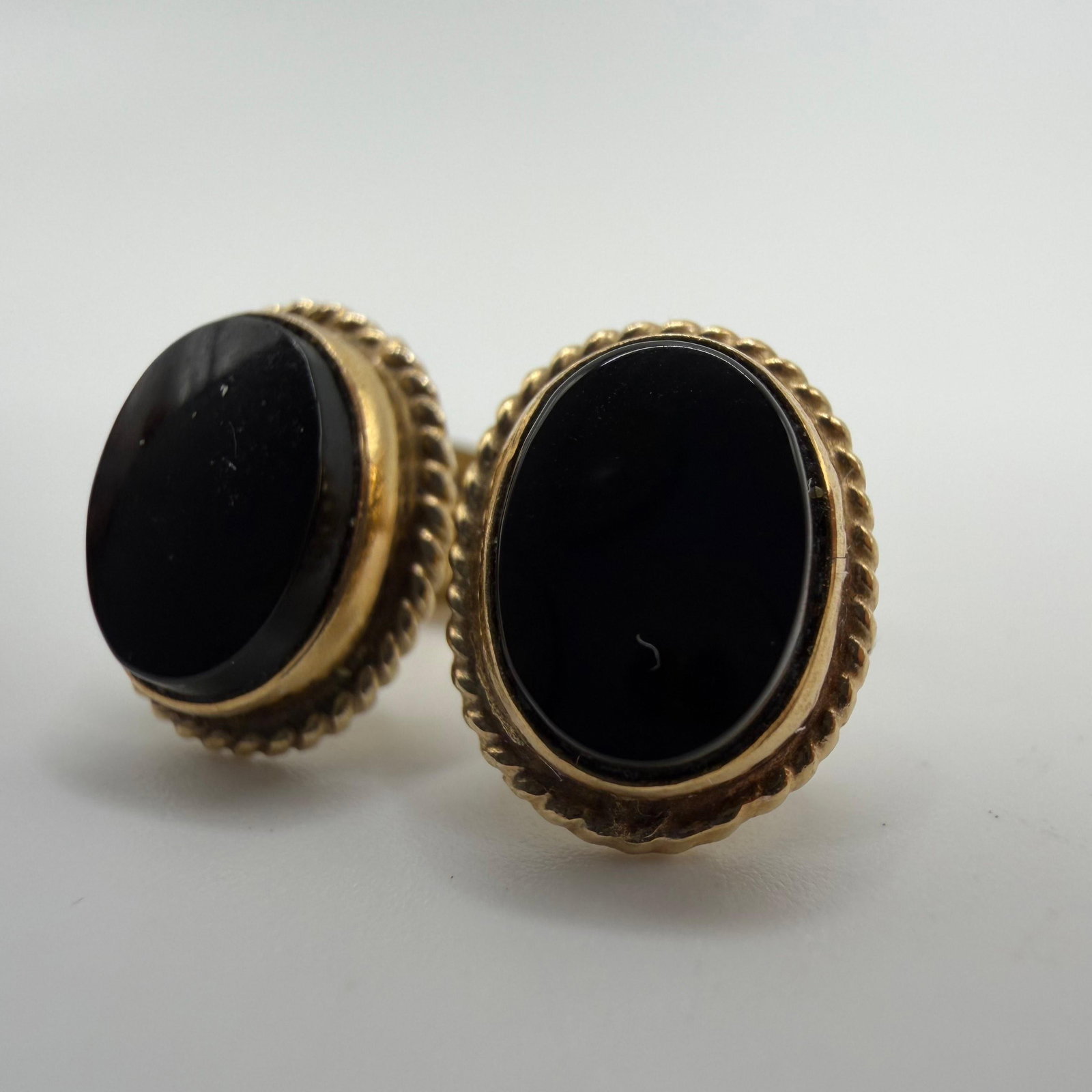 Rope Bezel Design 14K Gold Earrings Black Onyx: This item is in good pre-owned condition, previously used/displayed, with noticeable light wear and surface scratches. Please reference all photos for full details. This piece of jewelry has been care