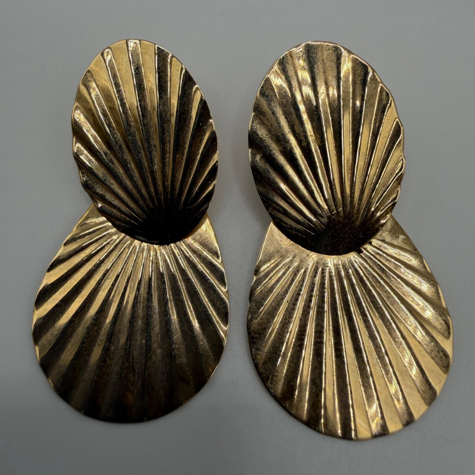 Ribbed Seashell Design Drop Earrings 14K Yellow Gold: This item is in good pre-owned condition, previously used/displayed, with noticeable light wear and surface scratches. Please reference all photos for full details. This piece of jewelry has been care