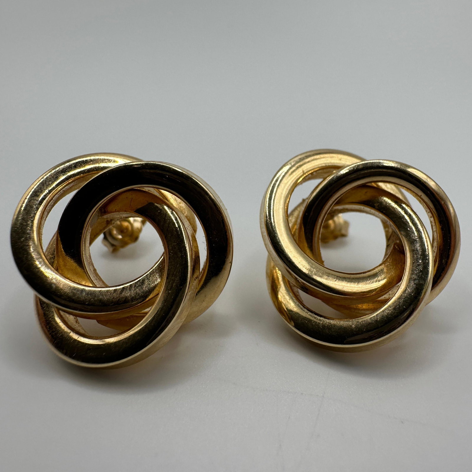 14K Yellow Gold Knot Stud Earrings A19: This item is in good pre-owned condition, previously used/displayed, with noticeable light wear and surface scratches. Please reference all photos for full details. This piece of jewelry has been care