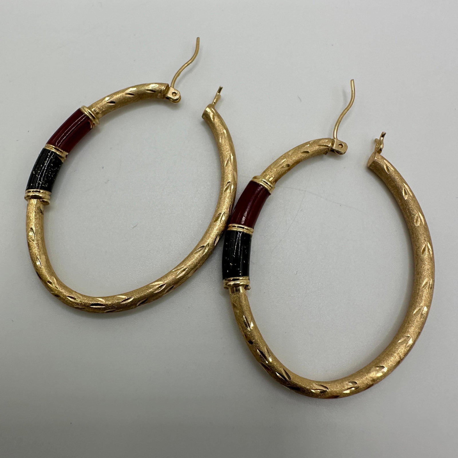 14K Gold Oval Hoop Earrings Red Black Resin Enamel Style Accent: This item is in good pre-owned condition, previously used/displayed, with noticeable light wear and surface scratches. Please reference all photos for full details. This piece of jewelry has been care